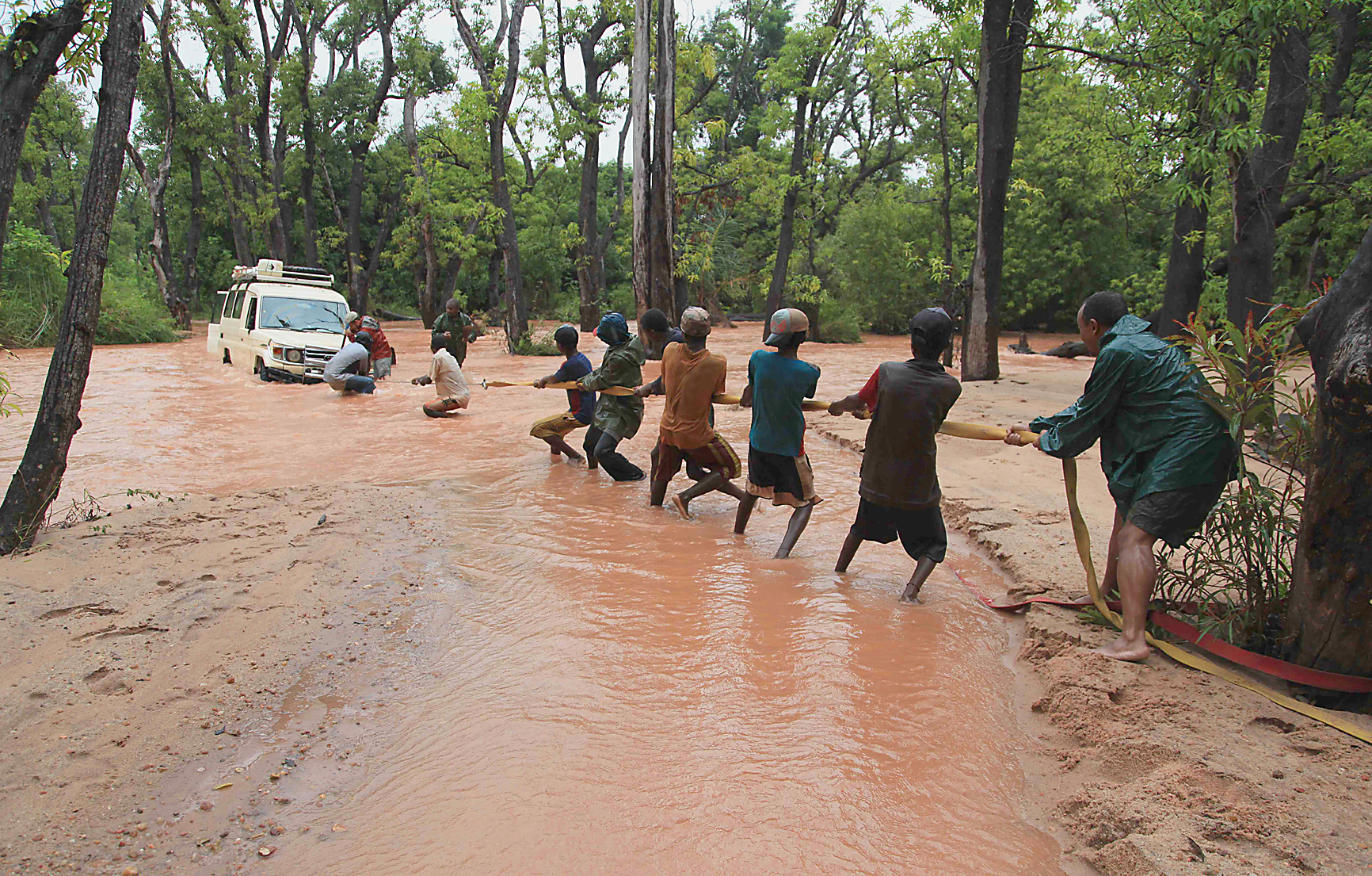 Lucky to find local inhabitants to get us out of tight spots! (© Christian Peeters)