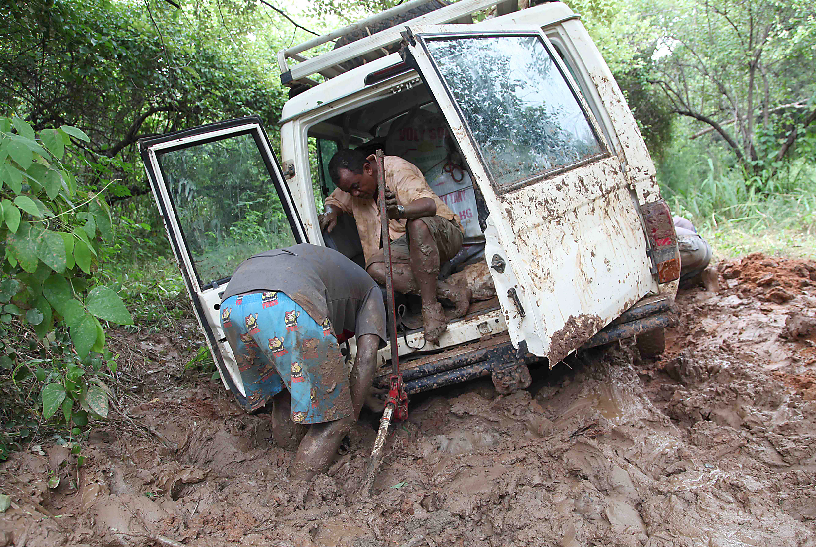 Stuck in the mud for over an hour... (© Christian Peeters